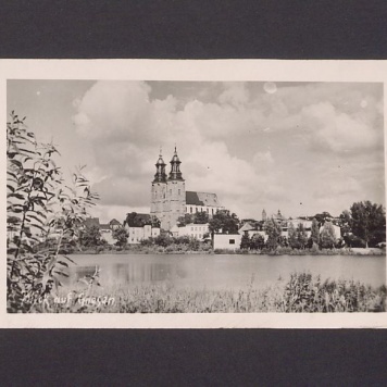 Widok z zachodniego brzegu jeziora Jelonek na gnieźnieńską katedrę.