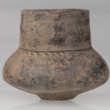 Czarka o dnie płaskim, brzuścu baniastym. Naczynie zdobione zygzakami