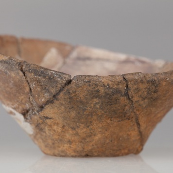 Miniaturowa, asymetryczna miseczka