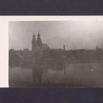 Widok z zachodniego brzegu jeziora Jelonek na gnieźnieńską katedrę.