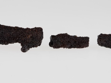 Fragmenty szpili żelaznej o przekroju okrągłym