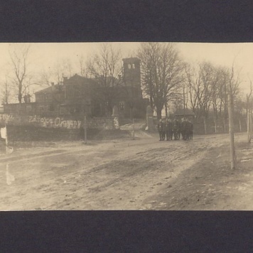 17 rocznica powstania wielkopolskiego w Zdziechowie. Uczestnicy rajdu przed dworkiem Wendorfa.