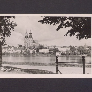 Widok na katedrę z zachodniego brzegu jeziora Jelonek.