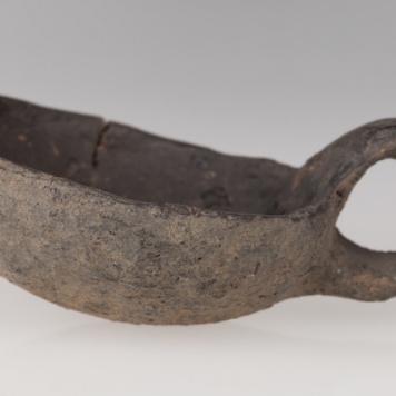 Miniaturowy czerpak o taśmowatym uchu