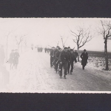17 rocznica powstania wielkopolskiego w Gnieźnie. Uczestnicy rajdu zmierzają do mety.