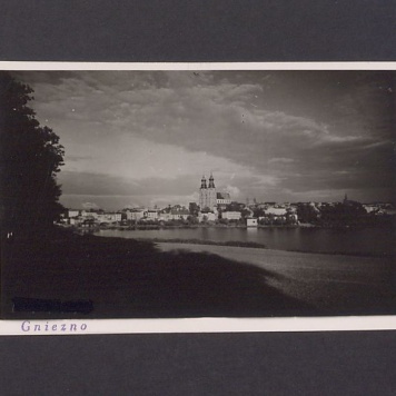 Panorama miasta Gniezna z zachodniego brzegu jeziora Jelonek.