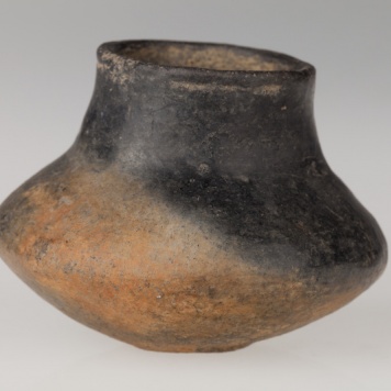 Miniaturowa czarka kształtu dwustożkowatego