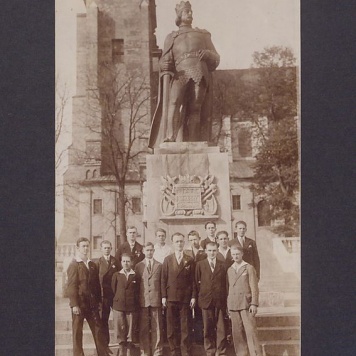 Uczniowie gimnazjum przed pomnikiem Bolesława Chrobrego.