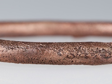 Lite bransolety wykonane z brązowego drutu