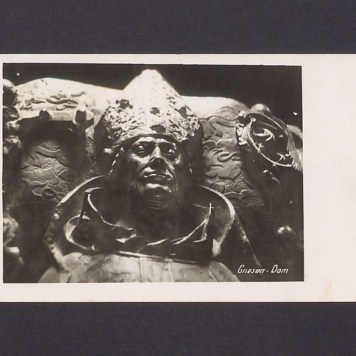 Wizerunek arcybiskupa Zbigniewa Oleśnickiego na płycie nagrobnej w katedrze.