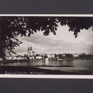 Panorama miasta Gniezna z zachodniego brzegu jeziora Jelonek.