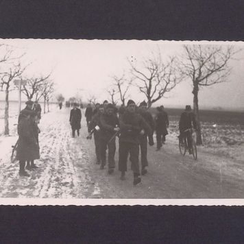 17 rocznica powstania wlkp. w Gnieźnie. Grupa zawodników na trasie podczas corocznego rajdu.