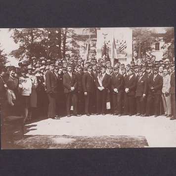 Grupa uczniów przed pomnikiem Bolesława Chrobrego po jego odsłonięciu w 1929 roku.