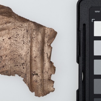 Fragment naczynia brązowego