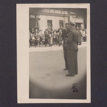 Zbliżenie na uczestników spotkania z Bolesławem Bierutem w Gnieźnie.