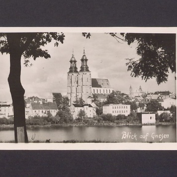 Widok na katedrę z zachodniego brzegu jeziora Jelonek.