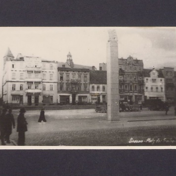 Gnieźnieński Rynek z kolumną z niemieckim orłem.