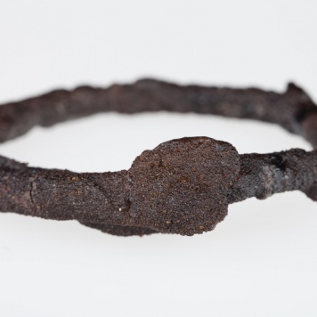 Para bransolet żelaznych przywartych do siebie