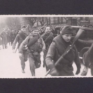 17 rocznica powstania wielkopolskiego w Gnieźnie. Grupa zawodników corocznego rajdu na starcie przed koszarami.