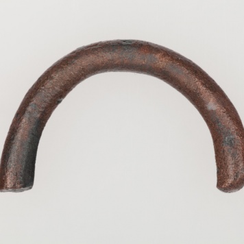 Fragment pierścienia wykonanego z drutu brązowego o przekroju okrągłym