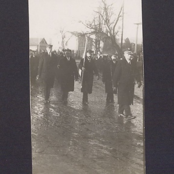 17 rocznica powstania wielkopolskiego w Gnieźnie. Powrót uczestników mundurowych z cmentarza św. Piotra, przemarsz ul. Świętokrzyską, tuż za zakrętem.