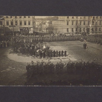 Uroczysta msza odprawiona na Rynku z okazji wyzwolenia miasta Gniezna w 1919 roku.