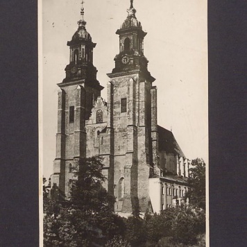 Widok na bazylikę i jej wieże z północno-zachodniej strony.