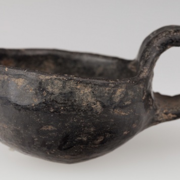 Miniaturowy czerpak z taśmowatym uchem