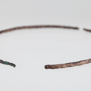 Fragmenty złamanego naszyjnika, zdobionego tordowaniem