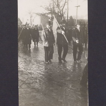 17 rocznica powstania wielkopolskiego w Gnieźnie. Powrót członków Bractwa Kurkowego z cmentarza św. Piotra, przemarsz ul. Świętokrzyską, tuż za zakrętem.