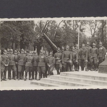 Święto pułkowe w Gnieźnie. Po defiladzie przy pomniku powstańców.