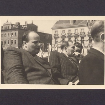 Uczestnicy spotkania z Bolesławem Bierutem na tle zachodniej pierzei Rynku.