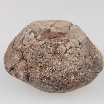 Przęślik gliniany dwustożkowaty, zdeformowany (przepalony)