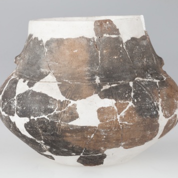 Popielnica w formie amfory zaopatrzona w dwa zniszczone ucha