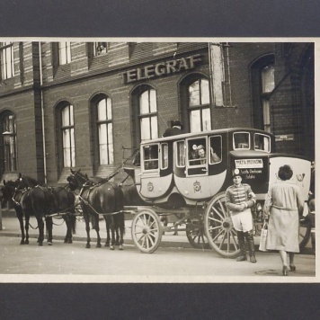 Dyliżans pocztowy przy poczcie głównej przy ul. Chrobrego.