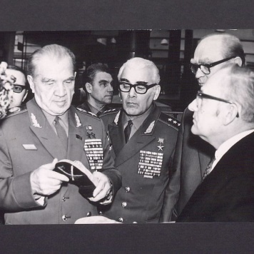 Wizyta żołnierzy radzieckich. Wielkopolskie Zakłady Obuwia (WZO) „Polania”.