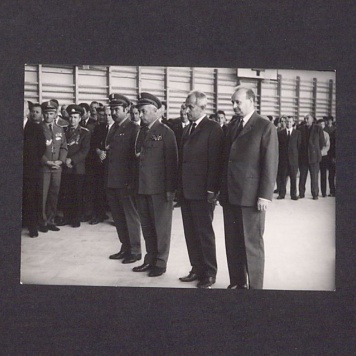 25-lecie Polskiej Rzeczypospolitej Ludowej. Grupa uczestników oczekująca na odznaczenie.