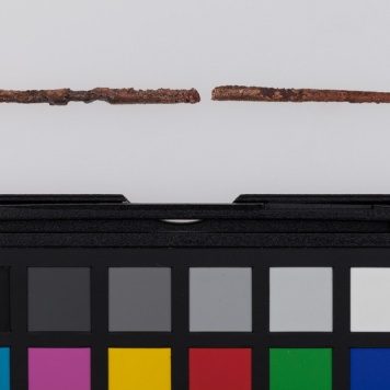 Fragmenty brązowej szpili bez główki