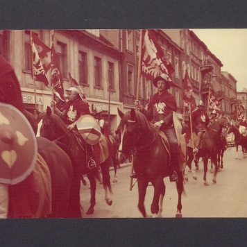 Jarmark Bartłomiejski. Grupa wojów na koniach na ul. Chrobrego.
