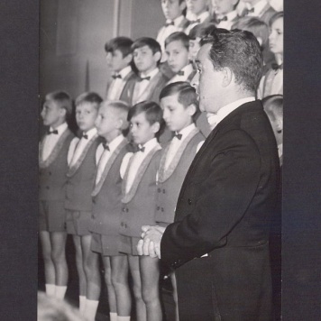 Odznaczenia pracowników Milicji Obywatelskiej z okazji Odrodzenia Polski. Koncert chóru chłopięcego "Szpaki".