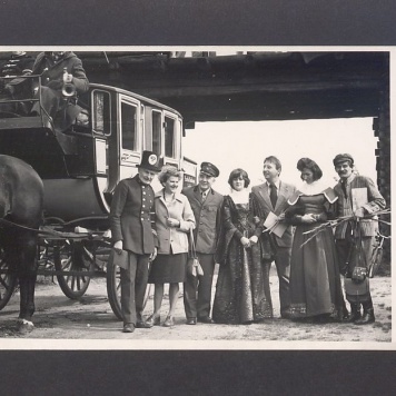 Dyliżans pocztowy w bramie lednickiej. 