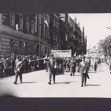 1 Maja 1972 r. w Gnieźnie. Ul. Chrobrego.