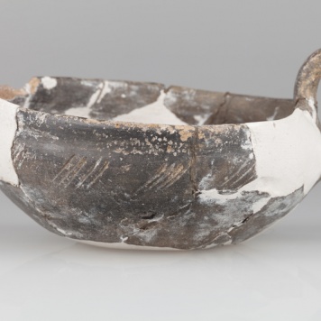 Czerpak profilowany, ornamentowany grupami ukośnych linii rytych