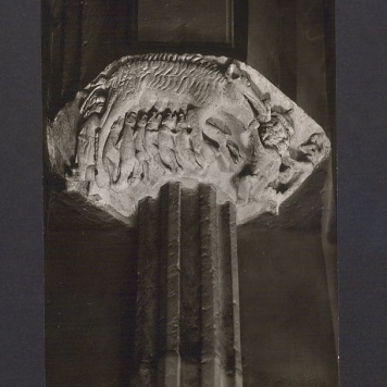 Wspornik z gotycką groteską.