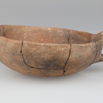 Czerpak kształtu półkulistego z taśmowatym uchem