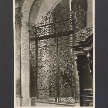 Krata brązowa w kaplicy Potockich.