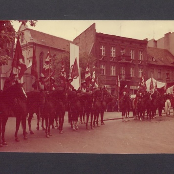 Jarmark Bartłomiejski. Rynek, grupa wojów na koniach.