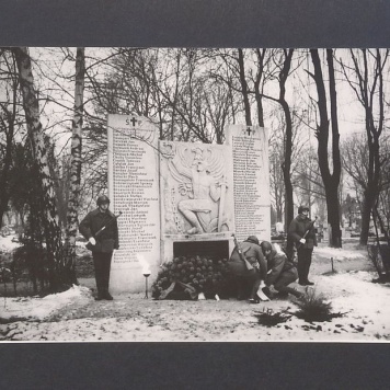 Tablica pamiątkowa z nazwiskami poległych.