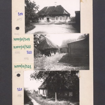 Gniezno, kanonia. Drewniany dom kryty strzechą.