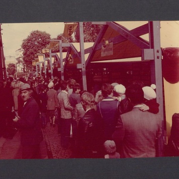 Jarmark Bartłomiejski. Stragany na ul. Chrobrego.